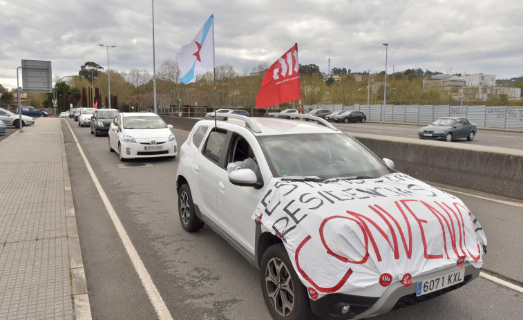 Personal de residencias privadas protagonizan una caravana de coches en A Coruña para reclamar mejoras