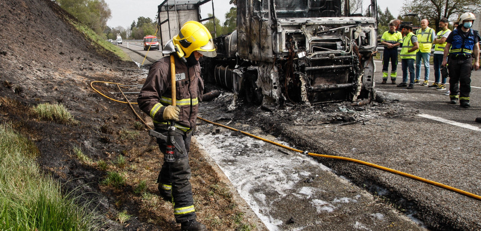 El incendio de un camión en Abegondo obliga a cortar la AP-9 durante casi una hora