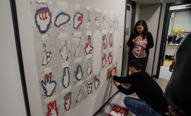 La Fundación Enki presenta el mural en lengua de signos para sensibilizar a escolares