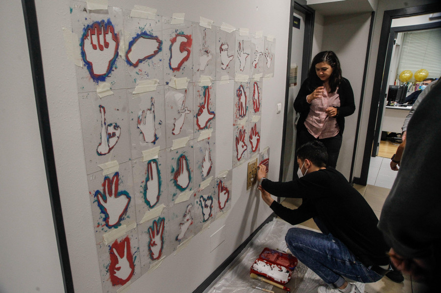 La Fundación Enki presenta el mural en lengua de signos para sensibilizar a escolares