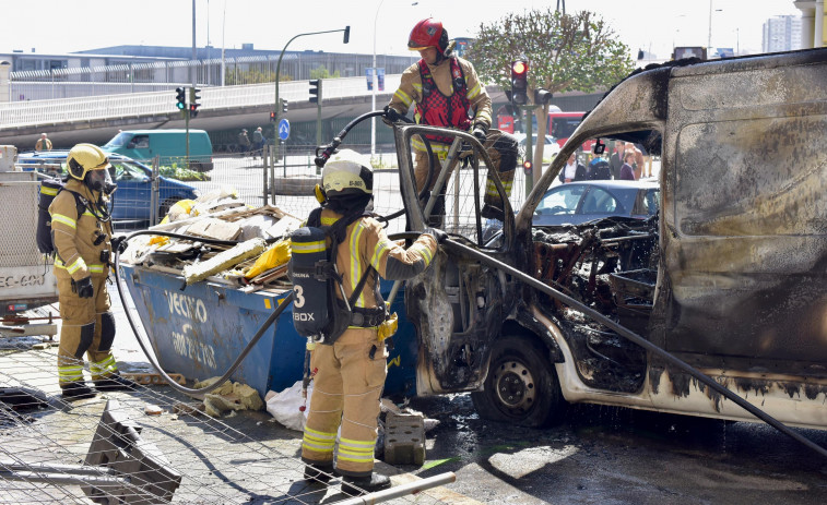 Una furgoneta frigorífica envuelta en llamas rodó sin conductor por el centro de A Coruña