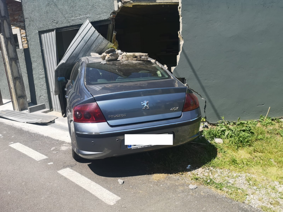 Un vehículo colisiona contra una casa en Lubre, Bergondo