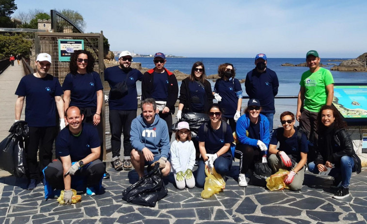 Empleados de Endesa de A Coruña y As Pontes realizan una limpieza en el entorno del Ceida