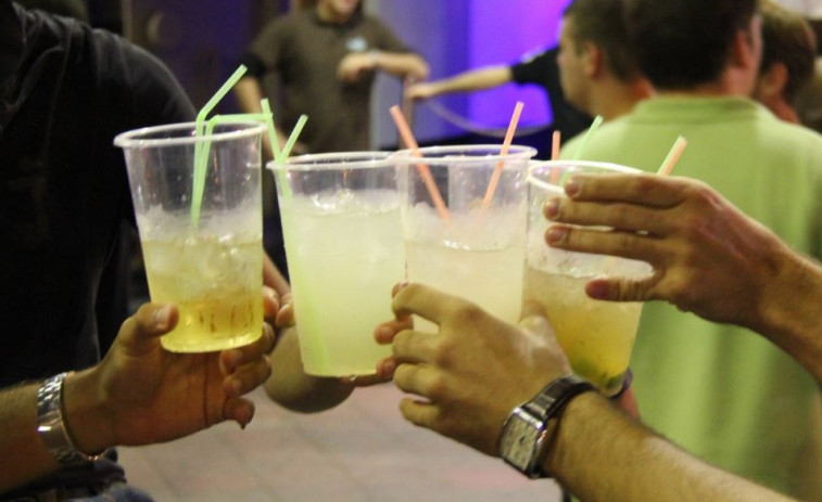 Discotecas de Cataluña repartirán tapas de vasos para evitar agresiones sexuales con drogas