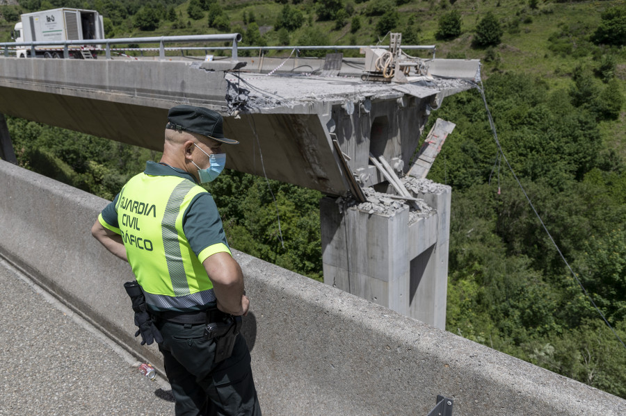 Cae parte de un viaducto en obras de la A-6, entre León y Pedrafita