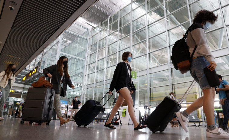 El aeropuerto de Santiago registra en mayo más pasajeros que en prepandemia, Alvedro sigue por debajo