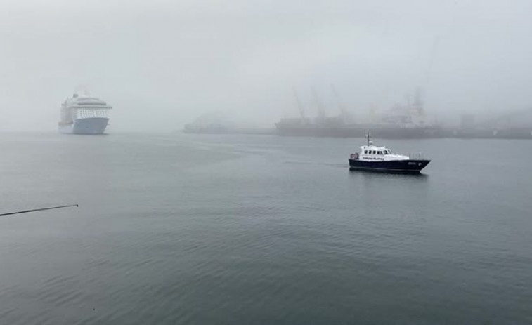 El crucero Anthem of the Seas hace su entrada en A Coruña entre la espesa niebla