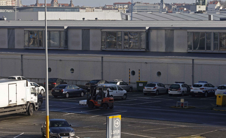 La Guardia Civil auxilia a un operario que se había desplomado al suelo y no respondía en la Lonja de A Coruña