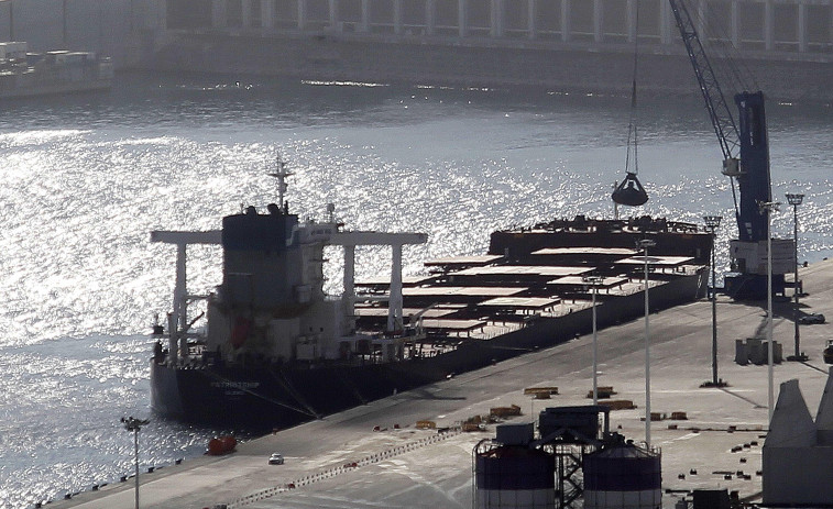 Atraca el barco más grande que ha pasado por Langosteira para carga y descarga