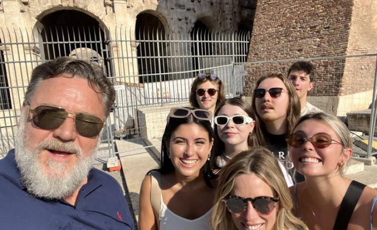 Russell Crowe lleva a sus hijos a su antigua oficina, el Coliseo