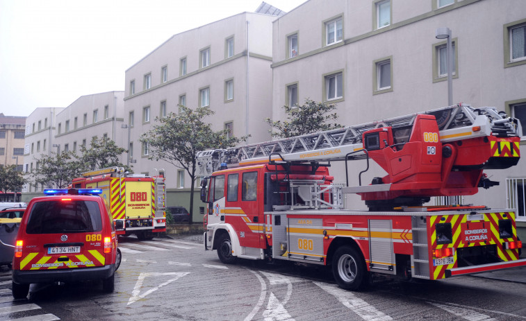 A Coruña envía tres dotaciones de Bomberos al incendio de O Barco