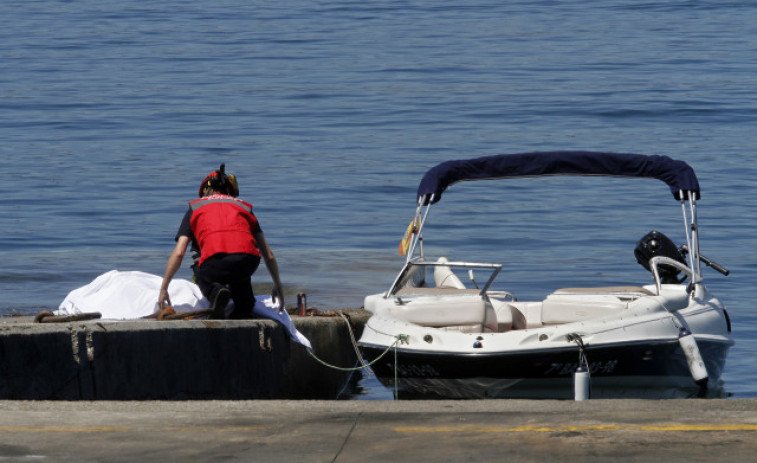 Un fallecido y un herido muy grave al chocar su embarcación con una batea en A Illa