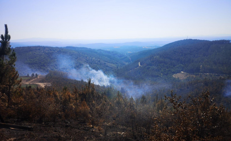 Las emergencias de la comarca se vuelcan en la extinción de incendios en Lugo y Ourense