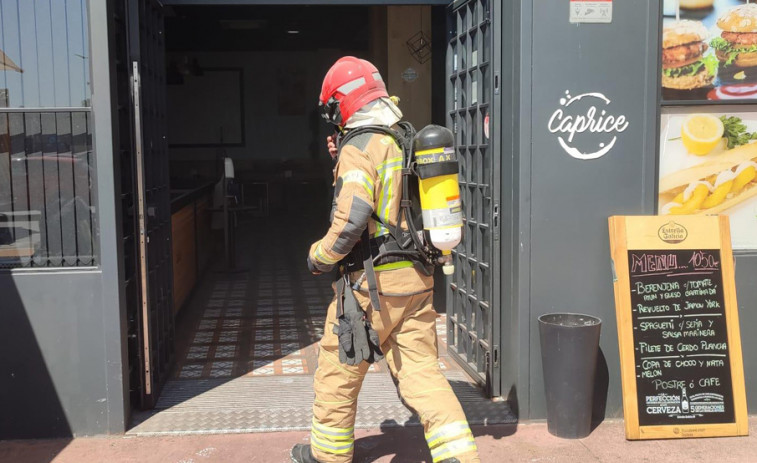 Cuatro heridos en un incendio en un establecimiento de hostelería en Parque Oleiros