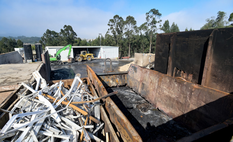 Los Bomberos extinguen un fuego en la planta de residuos de Morás