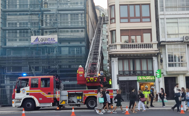 Los bomberos acuden a Los Cantones por una caída de tejas