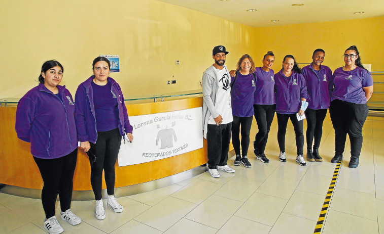 Mulleres Colleiteiras aprenden “a trabajar en equipo” visitando una empresa textil de Sabón