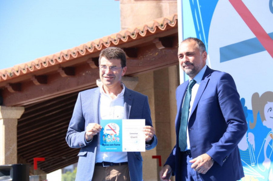 Sanxenxo recoge el diploma que lo acredita como líder de Galicia en playas sin humo
