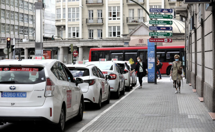 El sector del taxi pedirá medidas que incentiven su uso ante la rebaja en la tarifa del bus urbano en A Coruña