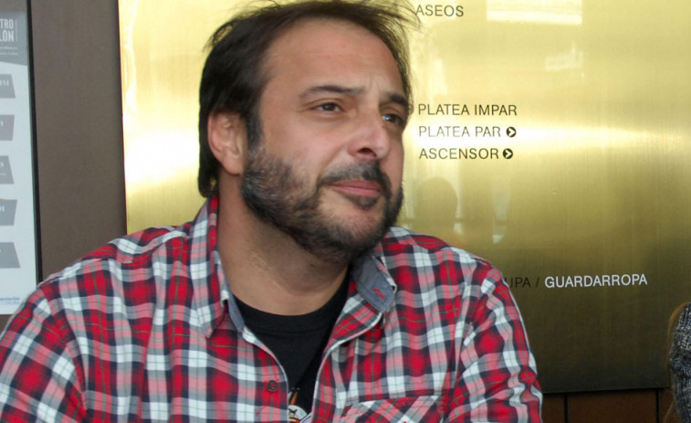 Roberto Vilar cede su imagen de forma altruista para el calendario solidario de Gatocan