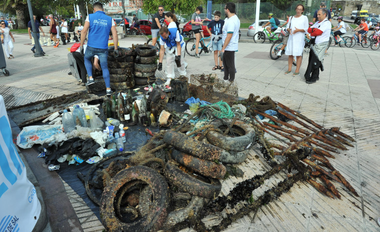 Cerca de dos toneladas de basura abandonan el mar gracias a más de 120 voluntarios