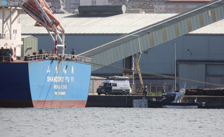 El barco en el que se localizaron 600 kilos de cocaína abandonó ayer los muelles herculinos