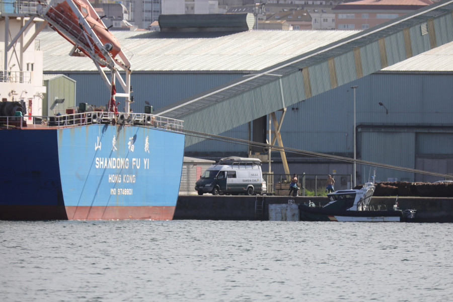 El barco en el que se localizaron 600 kilos de cocaína abandonó ayer los muelles herculinos