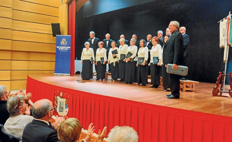 La Coral de Betanzos recibe la Medalla  de Marcial del Adalid concedida en 2019  al cumplir 50 años