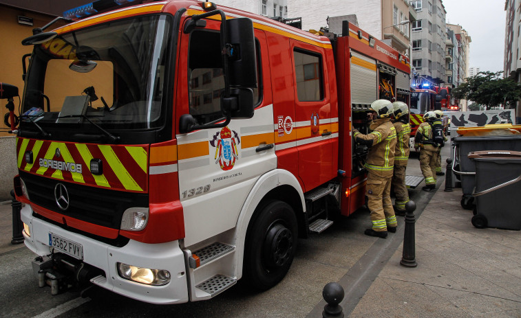 Los Bomberos de A Coruña ayudan a salir a la calle a una persona de 150 kilos