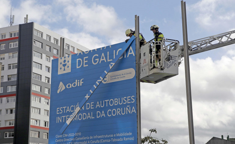 El viento derriba en A Coruña el cartel que anunciaba la intermodal