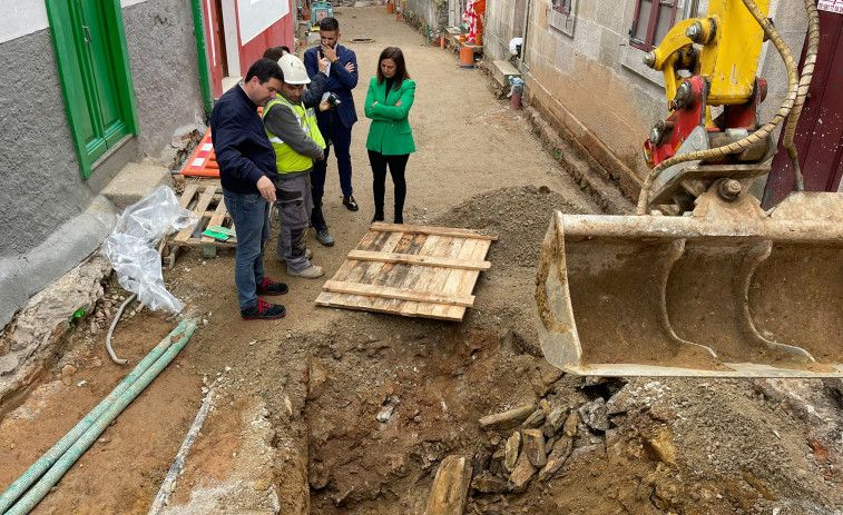 Betanzos paraliza las obras de la calle de Santa María al hallar un túnel de la 'ciudad subterránea'