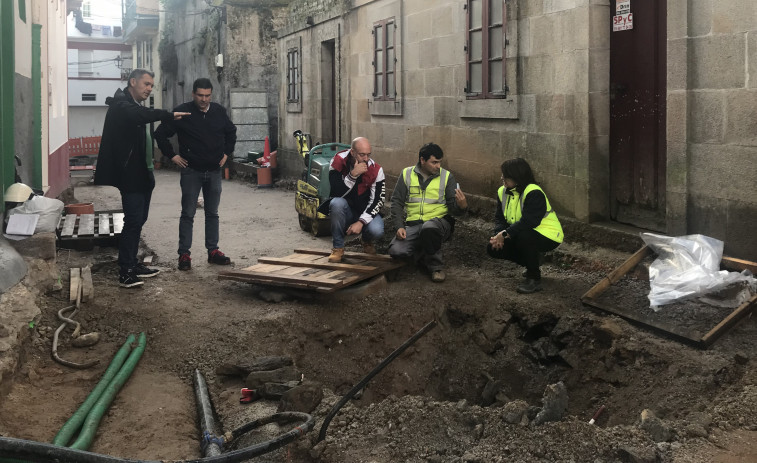 Betanzos reanuda las obras de la calle de Santa María en el extremo opuesto a donde se halló la gruta subterránea