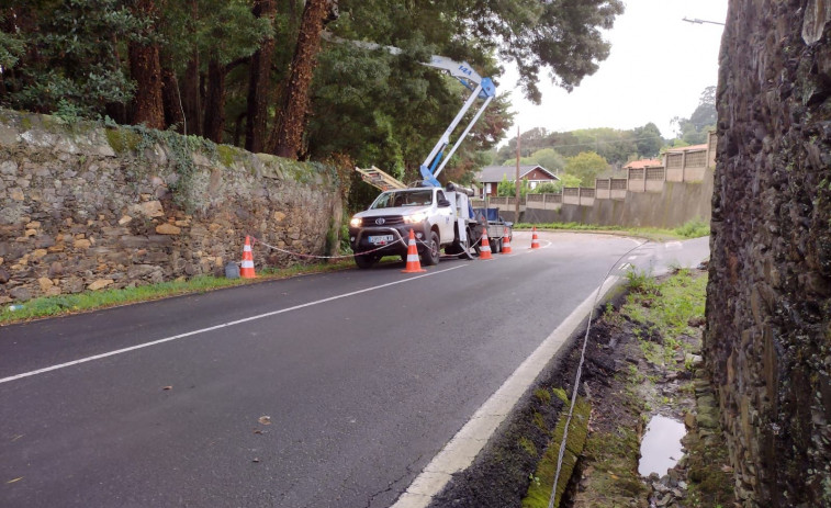 La caída de un árbol obliga a cortar la carretera entre Sada y Oleiros y afecta al muro de Meirás