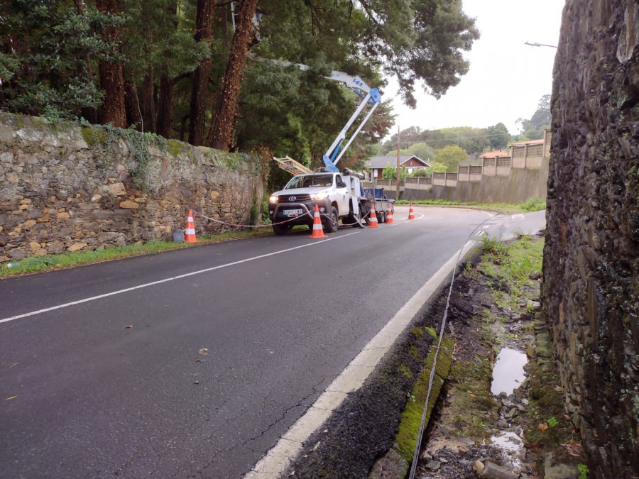 La caída de un árbol obliga a cortar la carretera entre Sada y Oleiros y afecta al muro de Meirás