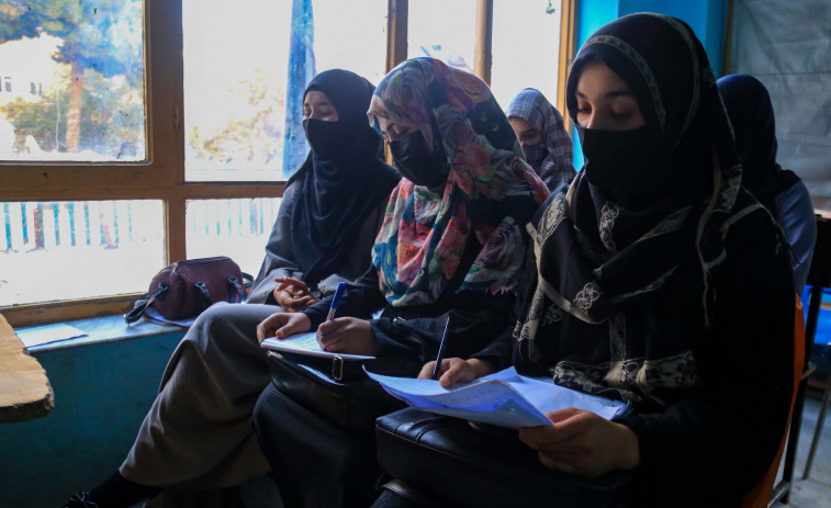 Una escuela gratuita en Kabul abre una ventana al veto contra las mujeres