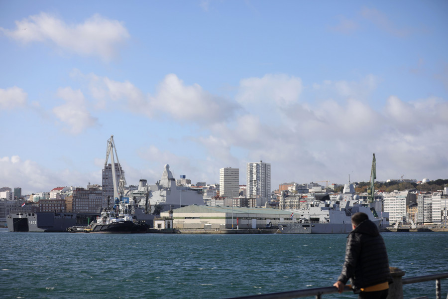 El puerto de A Coruña recibe el último crucero de noviembre acompañado de tres buques de guerra holandeses