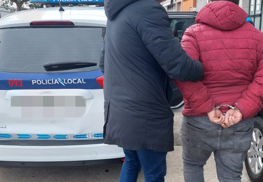 La Policía Local detiene a un sujeto con heroína en las inmediaciones del colegio Rosalía de Castro