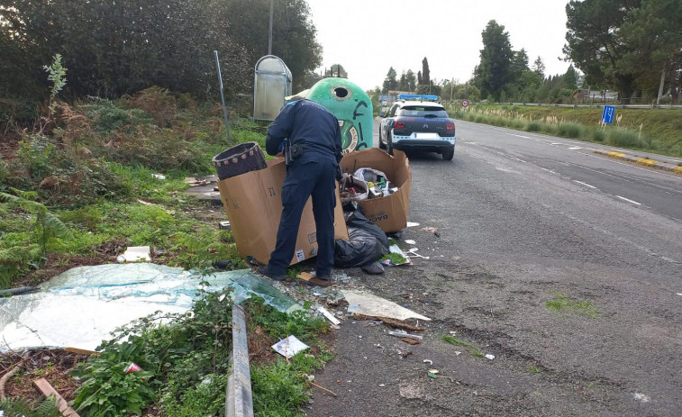 Sorprenden a un coruñés en un vertedero ilegal de Cambre mientras depositaba basura