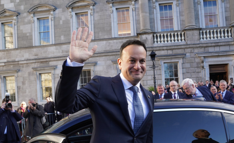 Los dos grandes partidos de Irlanda efectúan un relevo de Gobierno inédito