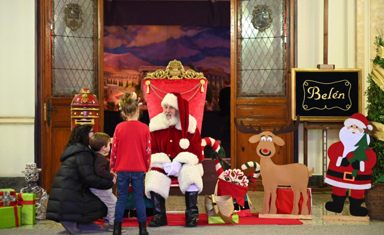 Papá Noel y sus elfos llegan a María Pita para conocer a los más pequeños de la ciudad
