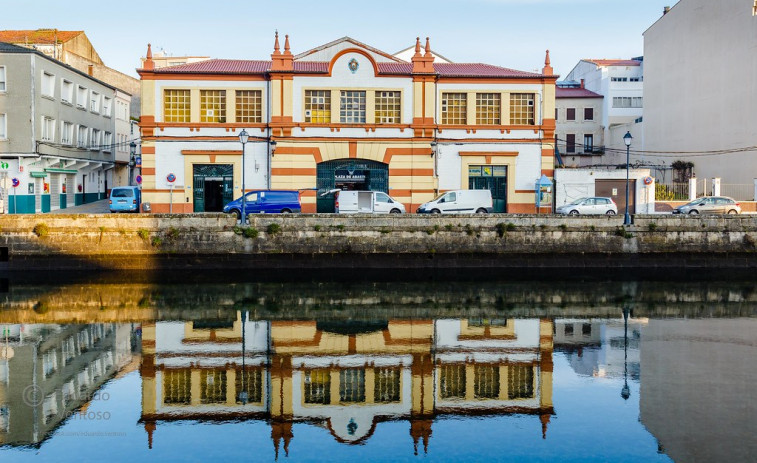 Rescatan a una persona que se cayó a la ría de Noia