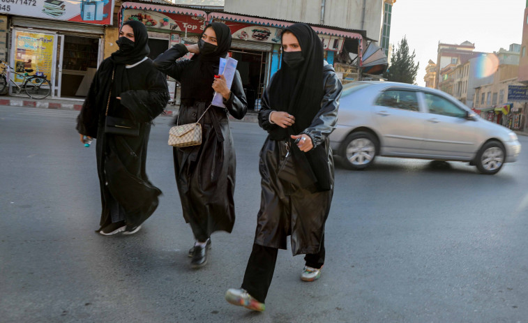 Los talibanes prohíben a las mujeres trabajar en las ONG