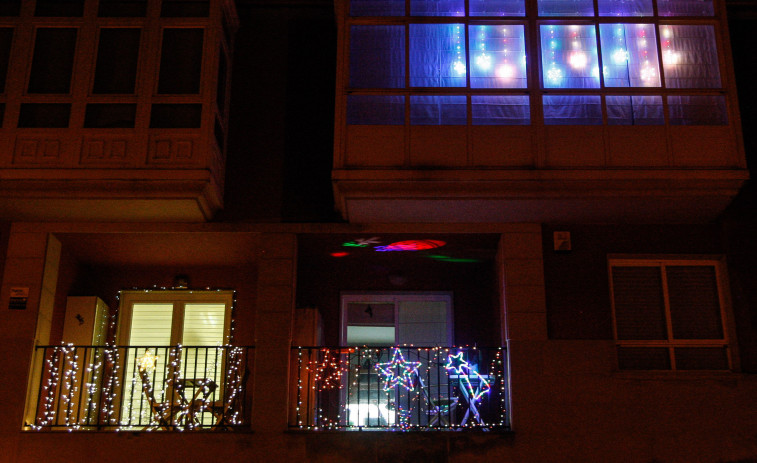 Ser el vecino más navideño de A Zapateira, en A Coruña, tiene regalo bajo el árbol