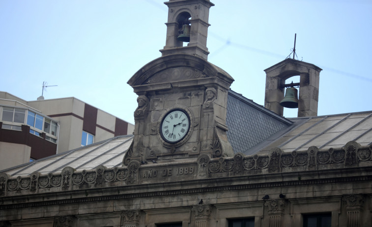 El monumental reloj del IES Eusebio da Guarda, en A Coruña, recupera su esplendor