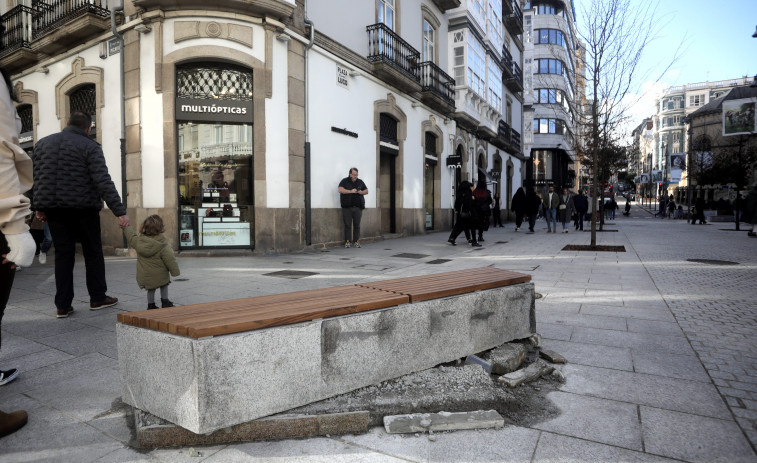 El tráfico daña de nuevo los bancos de piedra de la recién inaugurada calle Compostela