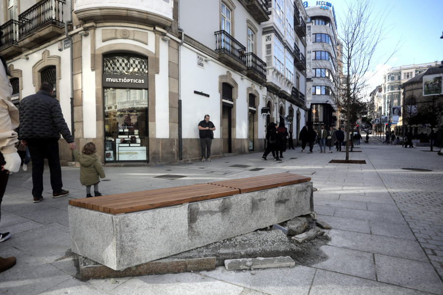 El tráfico daña de nuevo los bancos de piedra de la recién inaugurada calle Compostela