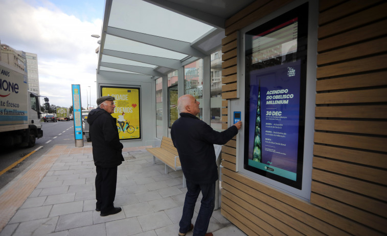 La rotonda de Os Castros cuenta con una nueva parada de autobús con pantalla inteligente