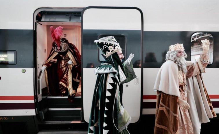 Los Reyes Magos llegan a Galicia en barco, moto, tren o coche para repartir ilusión