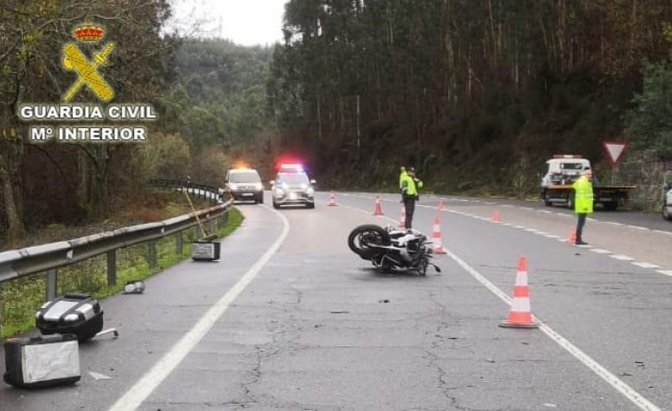 Muere un motorista de 52 años al sufrir una caída en la N-541 a su paso por Cerdedo-Cotobade