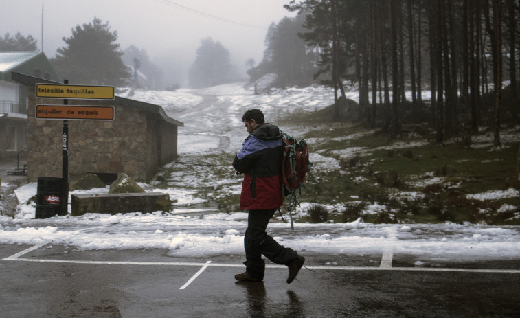 Nieve desde 300 metros, olas de ocho metros, viento y lluvia este martes en Galicia
